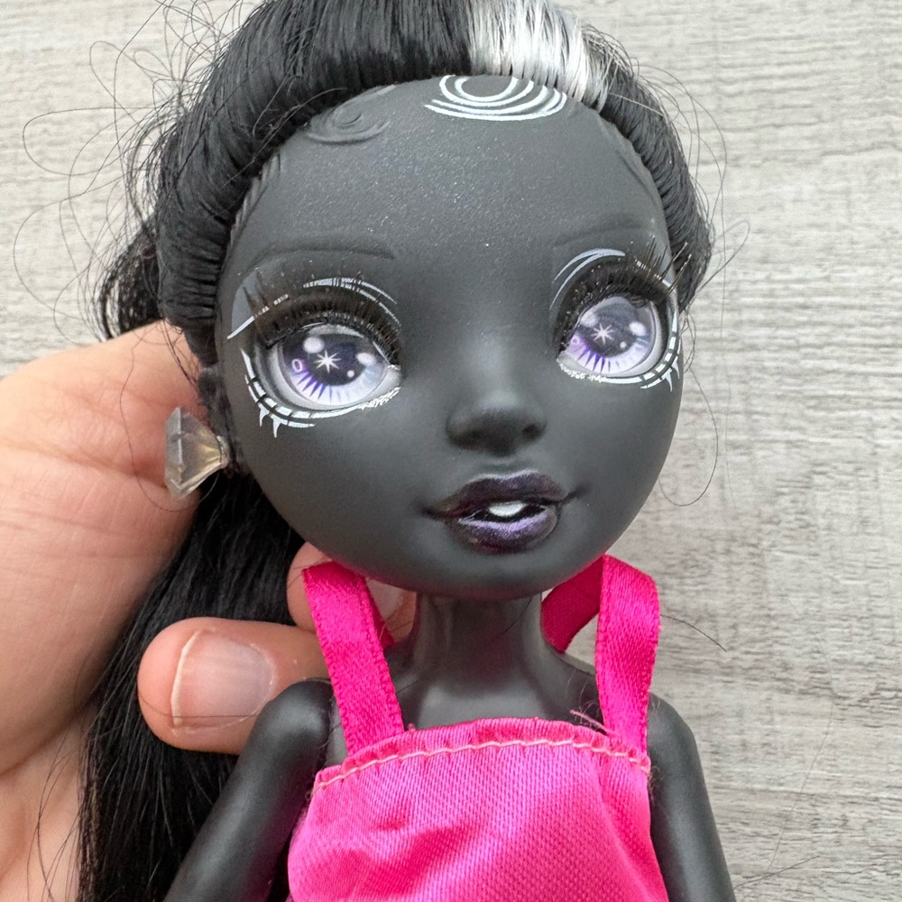 Rainbow Series 1 High Shadow High Shanelle Onyx Fashion Doll - Picture 5 of 6